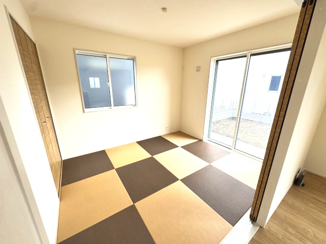 ブルーミングガーデン前橋市後家町３棟　2号棟　の和室|落ち着いた雰囲気の1階和室5.25帖です。い草香る和室はくつろぎスペースに最適ですよ♪