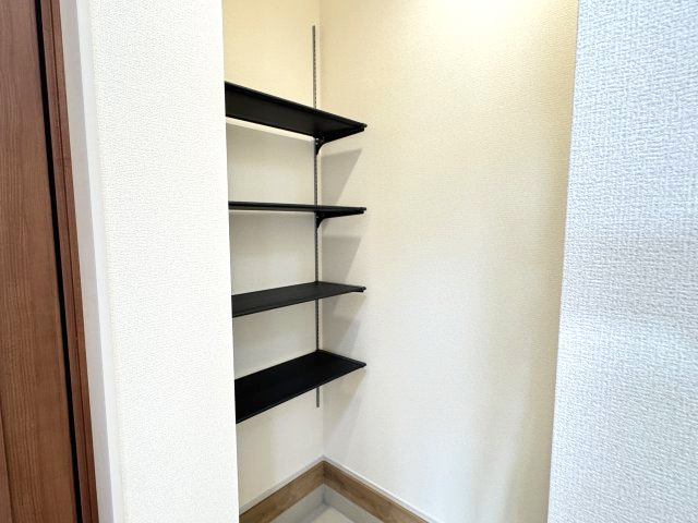 ブルーミングガーデン前橋市後家町３棟　2号棟　の収納|玄関にはシューズインクロークが標準装備。
可動棚付きで使い勝手が良いです。ベビーカー等も収納可能です。