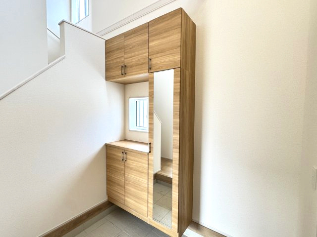 ブルーミングガーデン前橋市後家町３棟　2号棟　の玄関|収納もある玄関です。上部吹抜となっているので明るく開放的です♪