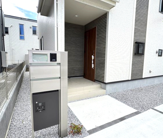 ブルーミングガーデン前橋市後家町３棟　2号棟　の玄関