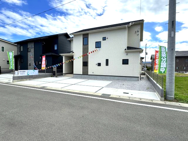 ブルーミングガーデン前橋市後家町３棟　2号棟　の前面道路含む現地写真|駐車場は並列3台ご用意しております。前面道路6mで車の出し入れもしやすいですよ♪