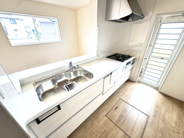 ブルーミングガーデン前橋市後家町３棟　2号棟　のキッチン|人気のカウンターキッチン採用です☆ゴミ出しに便利な勝手口付き
コンロも３口ご用意しています！調理スペースも広くストレスなくお料理できます。
浄水器つきなので美味しいお水も飲めますよ♪