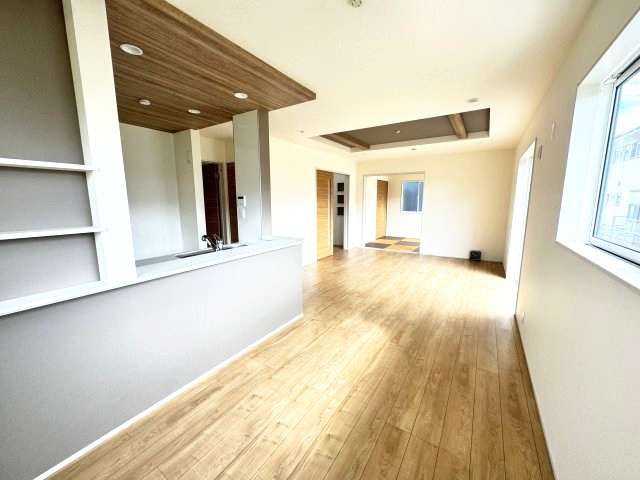 ブルーミングガーデン前橋市後家町３棟　2号棟　の居間・リビング|人気の対面式キッチンを配した空間はお好みの家具も合わせやすく、家族がくつろぐ快適な空間造りをサポート。窓からは明るい陽光が差し込みます。折り上げ天井のおしゃれなリビングです♪