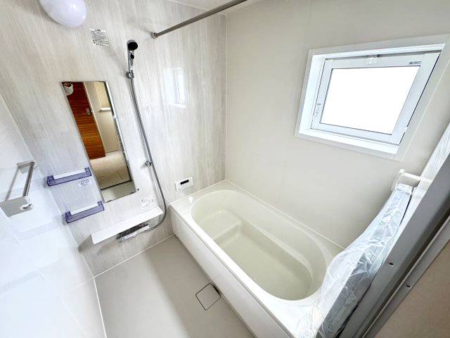 ブルーミングガーデン前橋市後家町３棟　2号棟　の浴室|１坪タイプのフルオートバスです！
足を延ばして入れる広さなので一日の疲れも癒されますよ♪
室内物干しや浴室乾燥機もあるのでお天気の悪い日にはランドリースペースとしてもご利用できます！