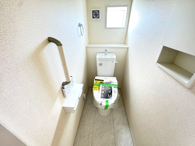 ブルーミングガーデン前橋市後家町３棟　2号棟　のトイレ|2階トイレです。清潔感のある白を基調としています。