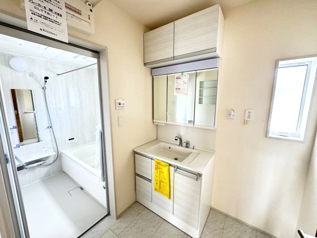 ブルーミングガーデン前橋市後家町３棟　2号棟　の独立洗面台|シャワー水栓付き洗面台で朝の身支度もバッチリです！
洗面台には収納スペースもあり洗面室もすっきり片付きますよ！