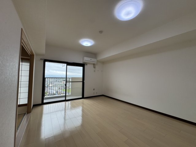 ライオンズマンション西岡崎【1303】の居間・リビング