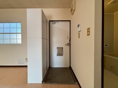 【玄関】 | リバーパナハイツB | 収納もある玄関です