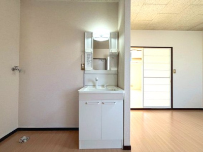 【洗面所】 | リバーパナハイツB | ゆったりとスペースのある洗面所
