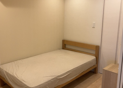 【洋室】 | 八王子セントラルマンション | 洋室のメリットは重い家具が置きやすく、身の回りが整理しやすいことです。 床がフローリングのため畳とは異なり凹みにくいです。 クローゼットなど収納が豊富で、普段使わない旅行カバンや服の整頓も簡単にです。