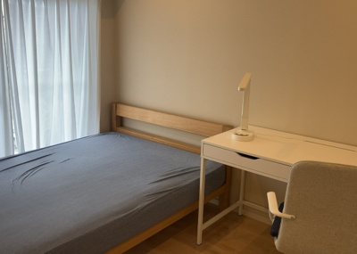 【寝室】 | 八王子セントラルマンション | 寝室でゆっくりと過ごすためにはベッド周りの適度な空間を担保することや窓の位置、照明の明るさ、寝室の広さなどを考える必要があります。自身や家族の構成とライフスタイルに併せて寝室にする部屋を選びましょう！