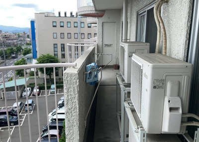 【バルコニー】 | 八王子セントラルマンション | バルコニーは、室外の専用スペースのうち、「屋根がなく開放された空間」であるものを指します。ベランダより広いタイプのものが多く、日当たりもよいため家庭菜園などを楽しみたい人にとって適した環境となります。