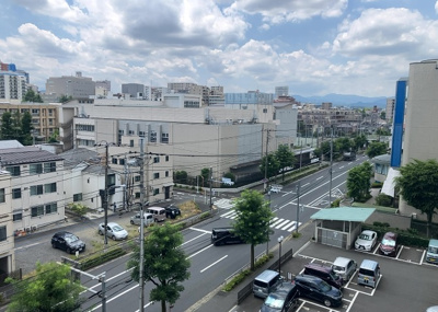 【展望】 | 八王子セントラルマンション | 眺望の良さを楽しめるダイニングキッチンで家族団らんの時間を過ごしてはいかがでしょうか。バルコニーから見える景色を家族で眺める時間は、時間が経つのを忘れてしまいそうですね。是非、現地を見に行きましょう！