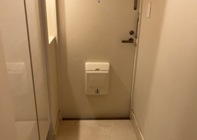 【玄関】 | 八王子セントラルマンション | 玄関は家の顔でもあり、家族以外の目にも止まる場所です。玄関は外との間を仕切る扉、靴などをしまっておく収納スペース、靴脱ぎのたたきスペース、来客とのやり取りをするドアホンなど複数のアイテムからなります。