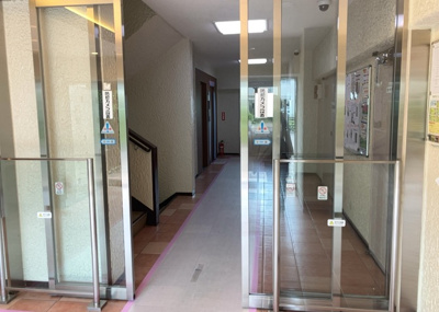 【エントランス】 | 八王子セントラルマンション | マンションのエントランスには、もともと風よけや防犯の役割がありますが、マンションによって宅配ボックスなどの設備が備わっている所もあります。日々の生活をイメージしながら生活しやすさをチェックしましょう。