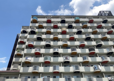 【現況写真】 | 八王子セントラルマンション | 外観はマンション管理がされているかの目安になります。築年数が古いと、壁面は劣化してひび割れが生じることも！建物が古びていても細かいところが修繕されていると、きちんと管理されているなぁと感じるでしょう。