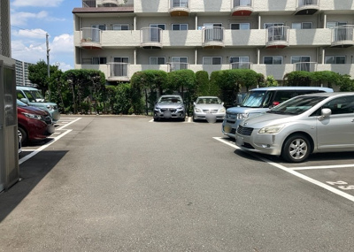 【駐車場】 | 八王子セントラルマンション | 車一台あたりに必要なスペースは、標準サイズの普通自動車で横幅2m50cm、長さ5mは必要になります。ただし、乗降のことも考慮して横幅3m30cm、長さ5m50cmほどは確保できるところを選びましょう。