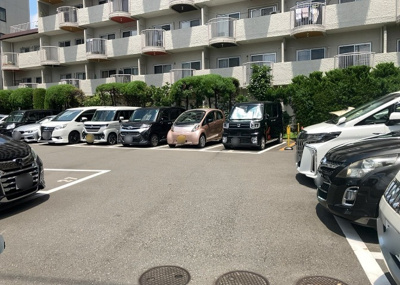 【駐車場】 | 八王子セントラルマンション | 駐車場と明記されていても、最小スペースでつくられた駐車場だと大型車は駐車できなかったり、出入りしにくくなったりする可能性があります。お車のサイズと購入したい物件の駐車場のサイズを現地で確認しましょう。