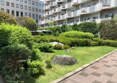 【庭】 | 八王子セントラルマンション | 物件によっては、入居者が個人的に使用できる専用庭がついているものもあります。また、住宅の中にある土間の部分を庭と呼ぶこともあります。庭の用途は住む人によって変わり、それによってデザインもさまざまです。