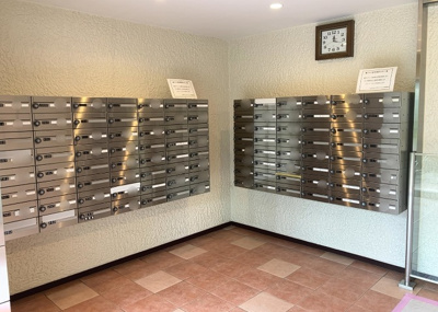 【設備】 | 八王子セントラルマンション | エントランス付近に設置されている集合ポストは、住んでいる部屋と離れているため、ポストをあさるなど誰かに何かされていても被害に気づきにくいです。入居する時には他人に特定されにくい番号で鍵をかけましょう！