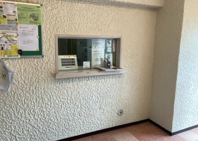 【受付】 | 八王子セントラルマンション | 受付はマンションコンシェルジュがいる場合もあれば、管理人が滞在する小部屋を総称して呼ぶことがあります。主にエントランスに設置されていることから、防犯面でも期待ができます。防犯設備がない場合はより安心！