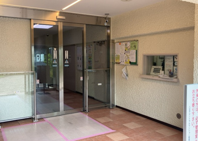 【ロビー】 | 八王子セントラルマンション | ラウンジは、マンションの共用スペースに椅子やテーブルなどを配置した利用者が寛げる空間です。屋内型ラウンジと屋外型ラウンジがあります。共用部分の管理状況と合わせて、詳細については現地でご確認ください。