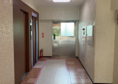 【ロビー】 | 八王子セントラルマンション | ロビーというと、エントランスと何がちがうの？と思いますよね。実はロビーとエントランスには明確な決まりはありません。物件によっては、エントランスを入って広がるある程度の広さのある空間がロビーとなります。