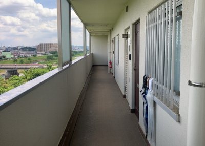 【その他共用部分】 | 八王子セントラルマンション | 共有部分は、住民なら誰もが使える設備のこと。例えば駐車場やエレベーター、インターネット設備、セキュリティ設備などがあります。他にも、マンションの廊下・外部階段やエントランス・ゴミ置き場などがあります。