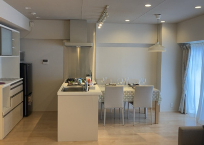 【ダイニング】 | 八王子セントラルマンション | ダイニングは、食事や家族の団らんスペースとしてだけではなく、ほかの用途としても使用することができます。ダイニングテーブルを置き、食事のためのスペースを作ることでリビングとの差別化を図ることができます。