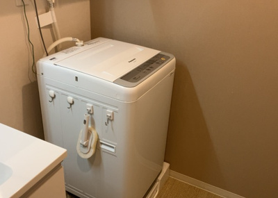 【ランドリースペース】 | 八王子セントラルマンション | ランドリースペースも気になります。洗濯機置場があり「洗う、干す、取り込む、アイロンがけ、たたむ」など、洗濯に関する家事をするための空間です。広さや収納など付帯設備も含めて、詳細は現地でご確認ください。