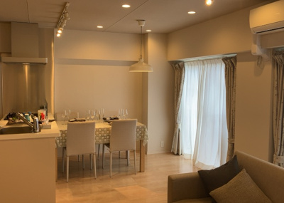 【居間・リビング】 | 八王子セントラルマンション | 直線タイプはLとDKを一直線に並べた形で対面キッチンのタイプです。一般的なのでよく見かけるかもしれません。直線タイプに似た直接アイランドタイプは、キッチンとダイニングの間に壁がない分広く感じられます。