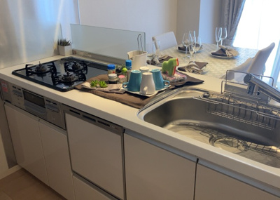 【キッチン】 | 八王子セントラルマンション | 標準的なシステムキッチンの横幅は、165cm～300cm程度です。2100・2400・2550・2700などミリ単位で表記されます。普段どのように料理をするのかを想定しながら合ったサイズを選びましょう