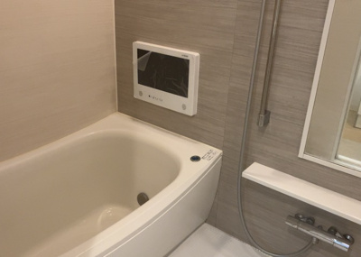 【浴室】 | 八王子セントラルマンション | 入浴時の快適さも大事なことですが、綺麗な状態を維持できなければ気持ちよく入浴できません。毎日の掃除が楽という点は大事なポイントになります！カビが生えにくく掃除がしやすい、壁や浴槽を選ぶといいでしょう。