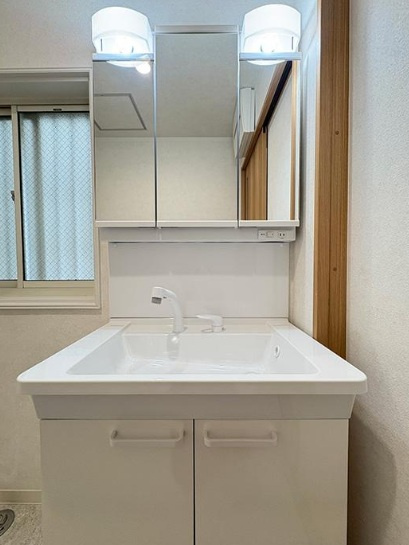 神戸市垂水区星陵台5丁目の独立洗面台|洗面台は3面鏡になっているため、身だしなみもしっかり確認できます！