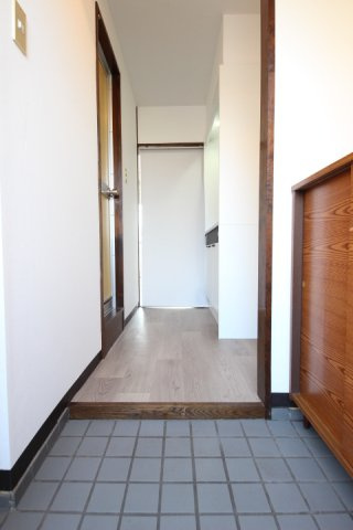 ルミネント牛浜の玄関