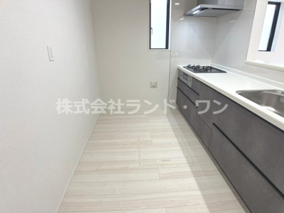 【キッチン】 | 入間市扇台6丁目　全8棟 5号棟 | 奥行きのある対面キッチン