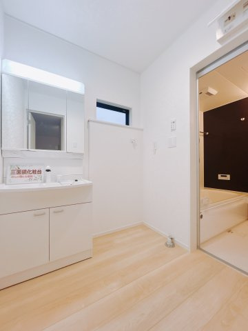 【新築戸建】前橋市茂木町第4の独立洗面台|■洗面室｜ゆとりのある洗面脱衣室ではお子様と並んで歯磨きもできるので一緒に成長を楽しめます♪ひろびろとした洗面室で、朝の準備も楽しくなります☆.*