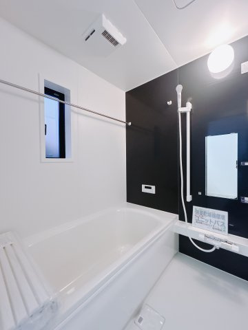【新築戸建】前橋市茂木町第4の浴室|■浴室｜お子様やご年配の方にも負担のかからないエコベンチ浴槽。半身浴ができる機能性が魅力です。浴室暖房換気乾燥機付きで冬でも暖かく過ごせます。