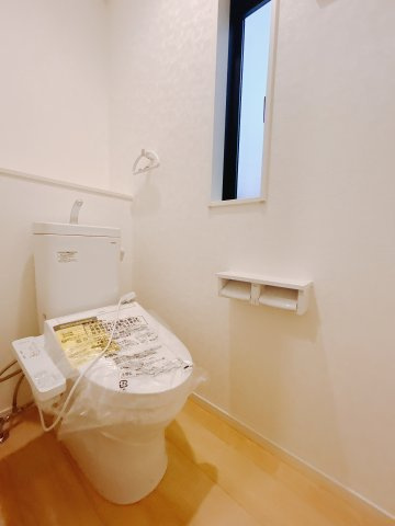【新築戸建】前橋市茂木町第4のトイレ|■トイレ｜1階・2階とトイレをご用意しています☆窓付きのトイレで、しっかり換気も行えますのでいつでもキレイを保てます☆
