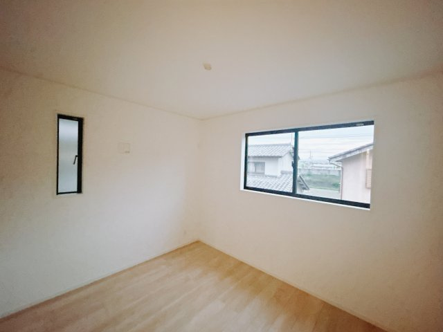 【新築戸建】前橋市茂木町第4の洋室|■2階洋室｜お子様の一人部屋にピッタリな洋室。木のぬくもりを感じるフローリングは、天然木の味わいが時とともに深みを増していきます。また、傷にも強く、フリーワックスでお手入れもラクラクです♪