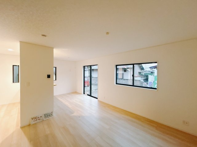 【新築戸建】前橋市茂木町第4の居間・リビング|■リビング｜落ち着きのある表情を見せるリビングダイニング。太陽の光がたっぷり差し込むリビングは、自然とご家族が集まる居心地の良い空間です。