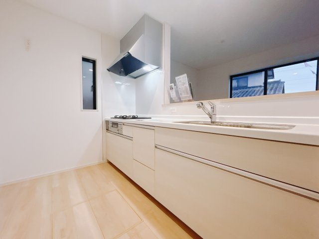 【新築戸建】前橋市茂木町第4のキッチン|■キッチン｜作業がはかどる広々カウンタースペース。会話がはずむ「オープンキッチン」なので家族とのコミュニケーションも活発になります。