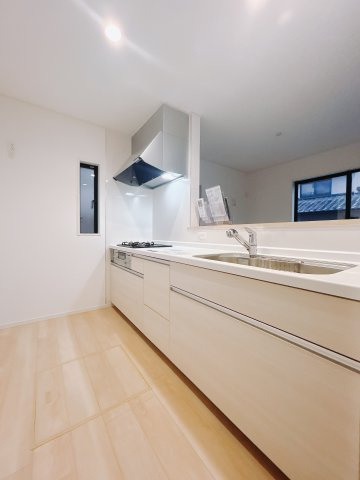 【新築戸建】前橋市茂木町第4のキッチン|■キッチン｜ワークトップの幅が広く、お子様といっしょにお料理をつくったり、ちょっとしたパーティーも楽しめます。フラットなのでお掃除がしやすいのもポイントです♪