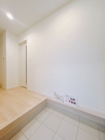 【新築戸建】前橋市茂木町第4の玄関|■玄関｜毎日の「いってらっしゃい」や「お帰りなさい」を大切なご家族と過ごす玄関は〈使いやすさ〉を追求しております。玄関横の物入は急な来客時でもさっとお片付けできるスペースを確保しています。