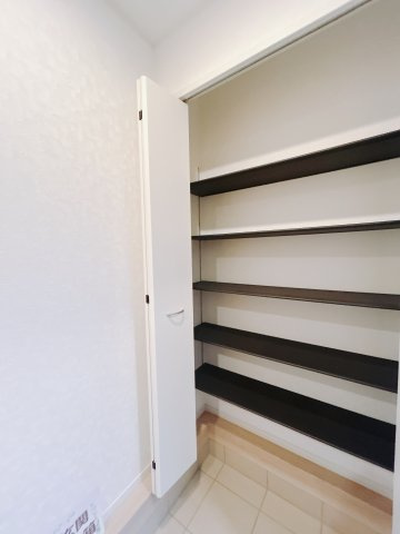 【新築戸建】前橋市茂木町第4の収納|■玄関｜靴を探すのに一苦労、なんてこともありますよね。シューズインクロークは抜群の収納力で、玄関がいつもスッキリ片付きます☆