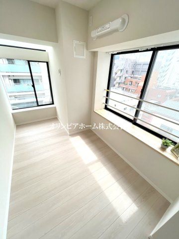 パレトーホー浅草　7階　最　上階　角　部屋　 家具付の洋室
