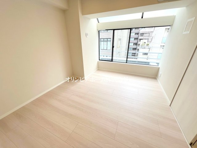 パレトーホー浅草　7階　最　上階　角　部屋　 家具付の洋室