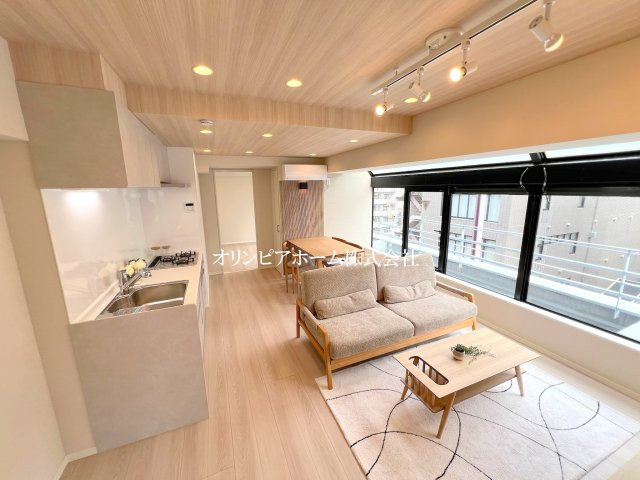 パレトーホー浅草　7階　最　上階　角　部屋　 家具付の居間・リビング