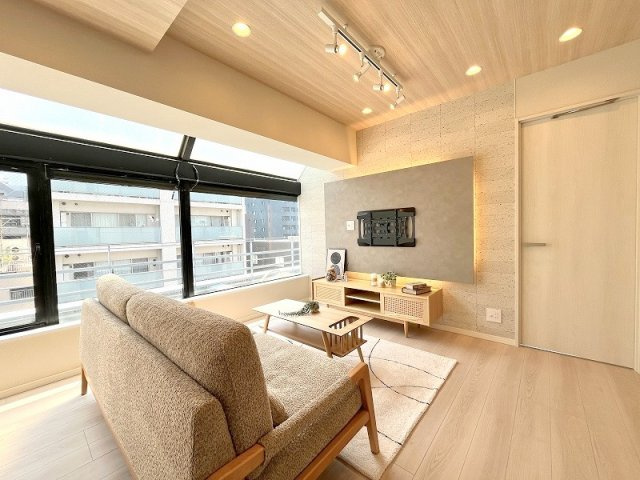 パレトーホー浅草　7階　最　上階　角　部屋　 家具付の居間・リビング