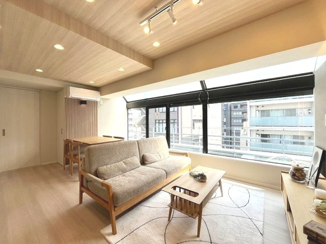 パレトーホー浅草　7階　最　上階　角　部屋　 家具付の居間・リビング